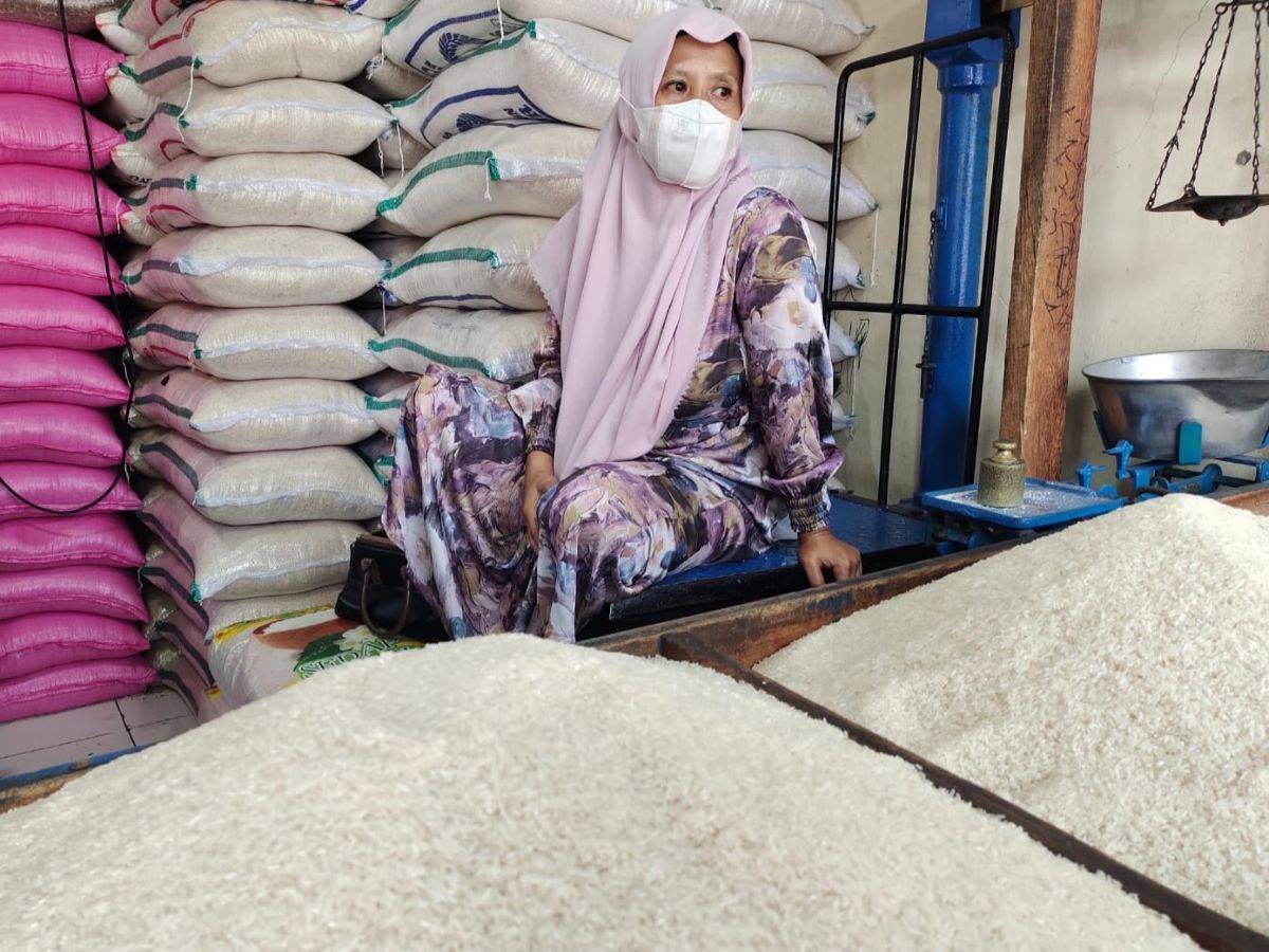 Rini, pedagang beras di Pasar Induk Cianjur, menunggui barang jualannya.