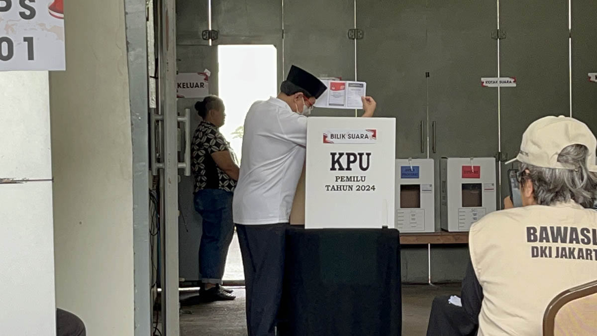 Sekretaris nonaktif Mahkamah Agung (MA) Hasbi Hasan tampak menggunakan hak pilihnya di Rumah Tahanan (Rutan) KPK