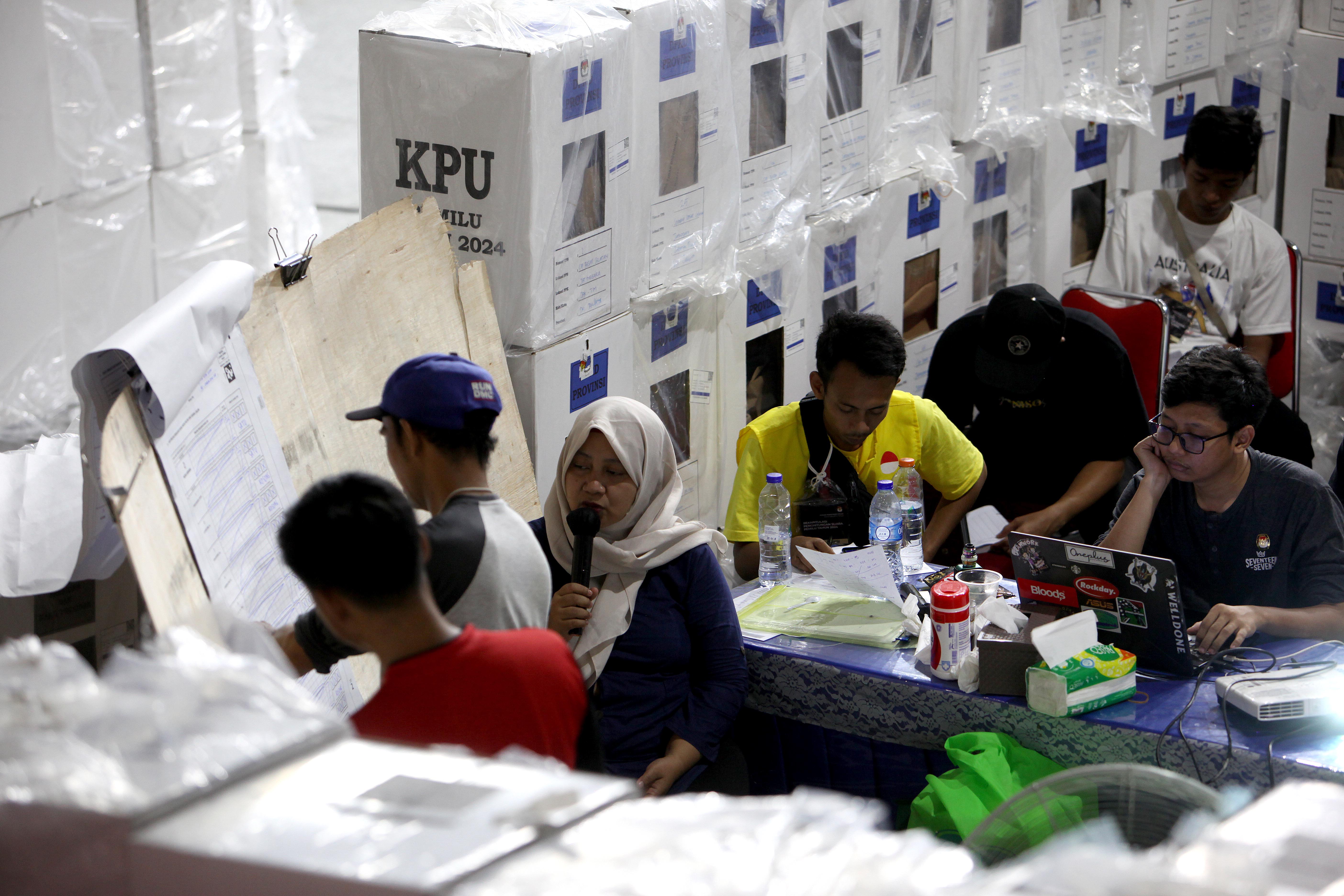 Petugas menuntaskan rekap hasil penghitungan perolehan suara