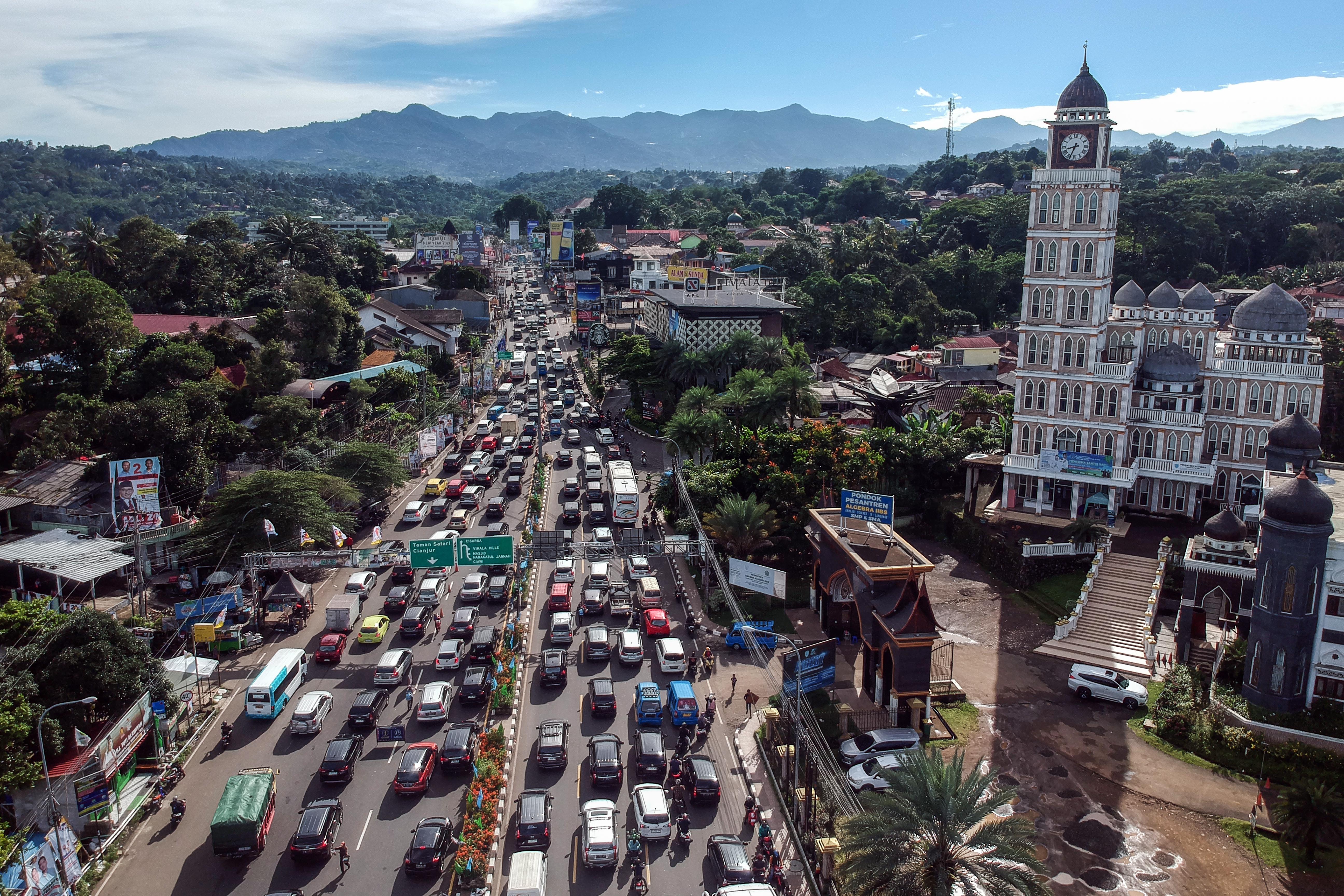 Foto udara kepadatan kendaraan saat diberlakukan sistem saatu arah di jalur wisata Puncak, Gadog, Kabupaten Bogor, Jawa Barat, Kamis (8/2).