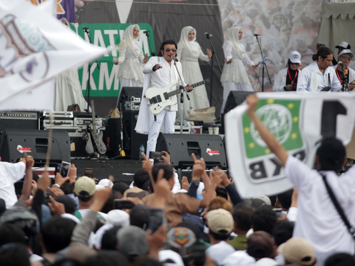 Rhoma Irama bersama Soneta Grup bernyanyi saat kampanye akbar Anies-Muhaimin di Stadion Untung Suropati, Pasuruan, Jatim.