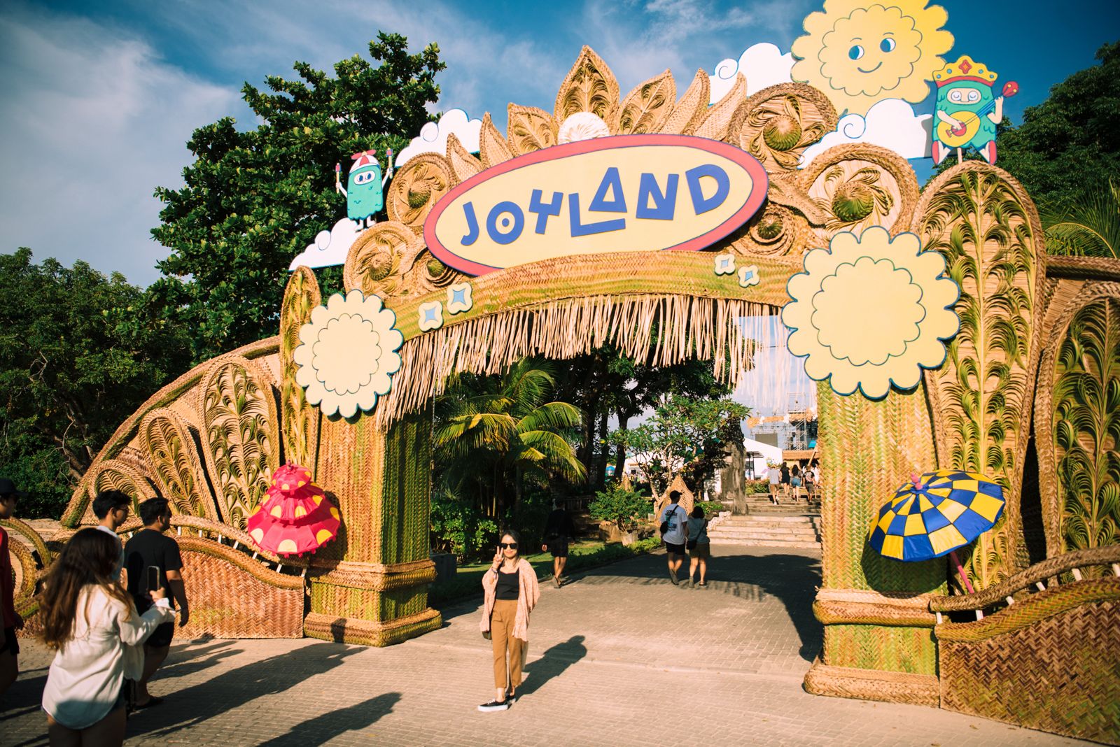 Berfoto di gerbang Joyland Festival