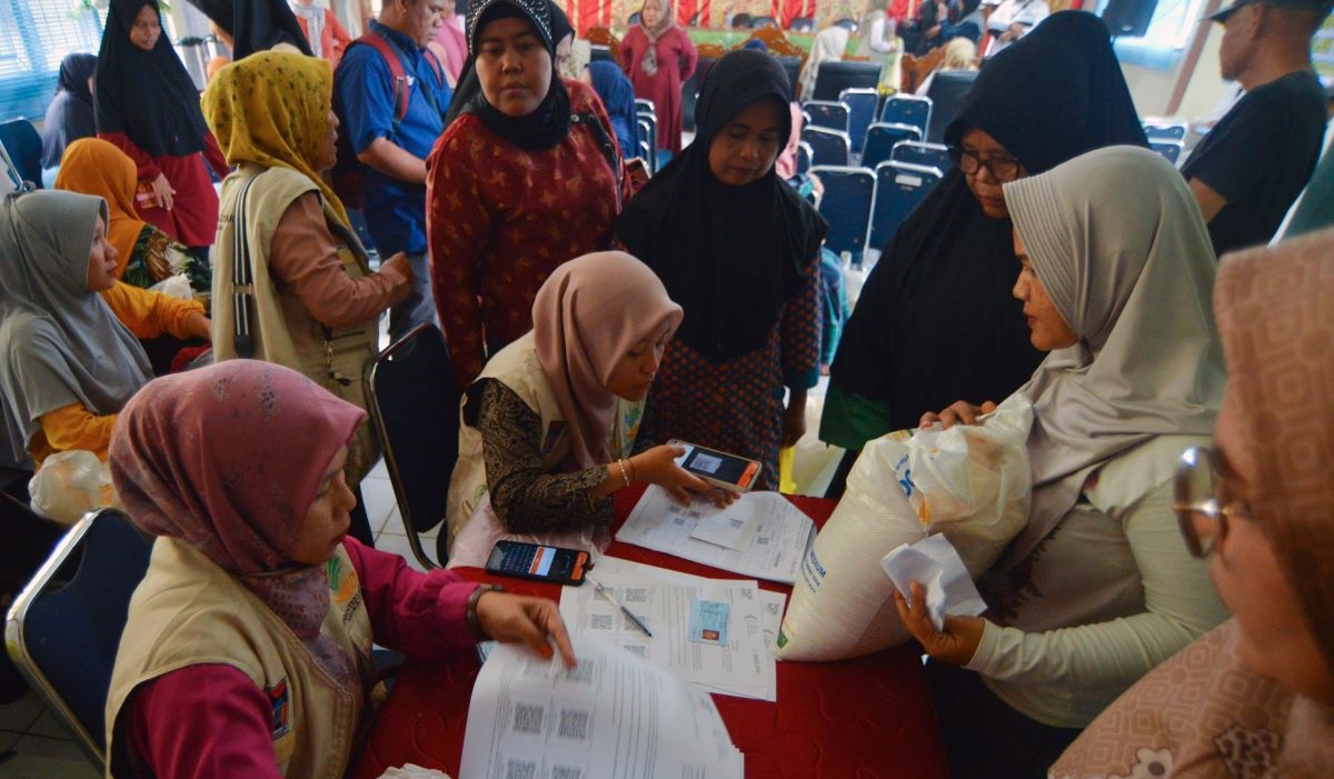 Warga mengambil bantuan beras di Kantor Camat Pauh, Padang, Sumatra Barat, Senin (29/1/2024).