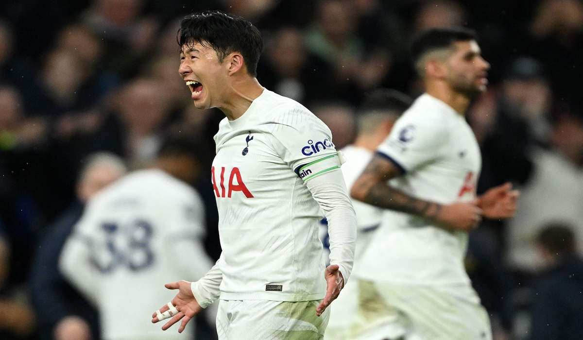Kapten Tottenham Hotspur Son Heung-min melakukan selebrasi usai gol kedua Spurs ke gawang Brighton di laga Liga Primer Inggris.