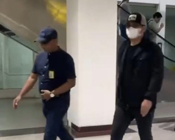 Terpidana korupsi Mardani Maming tampak terekam CCTV Bandara Juanda, Surabaya, Jatim, melenggang tanpa diborgol dan pengawalan Senin (19/2).