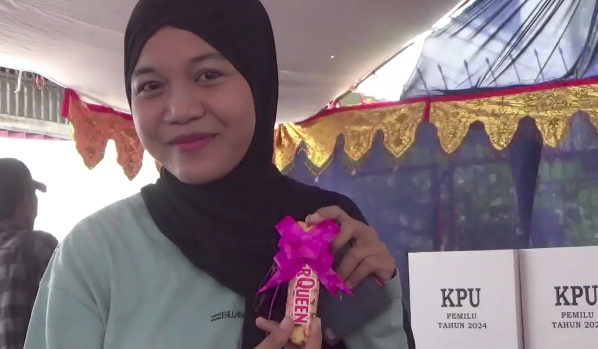 Pemilih Pemula yang Nyoblos dapat Coklat Valentine.