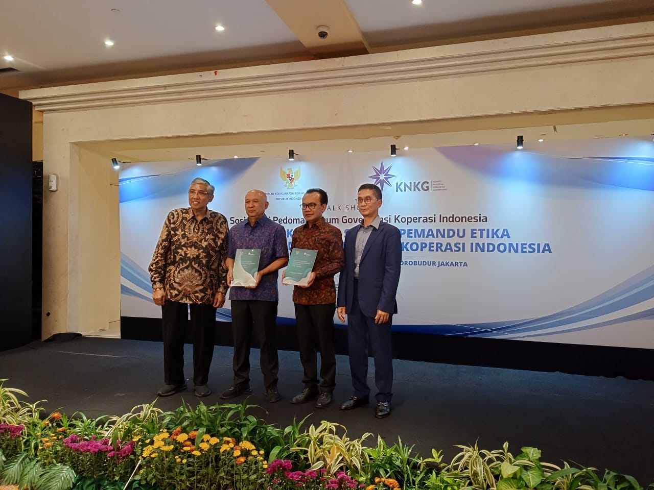 Penyerahan buku Pedoman Umum Governansi Koperasi Indonesia