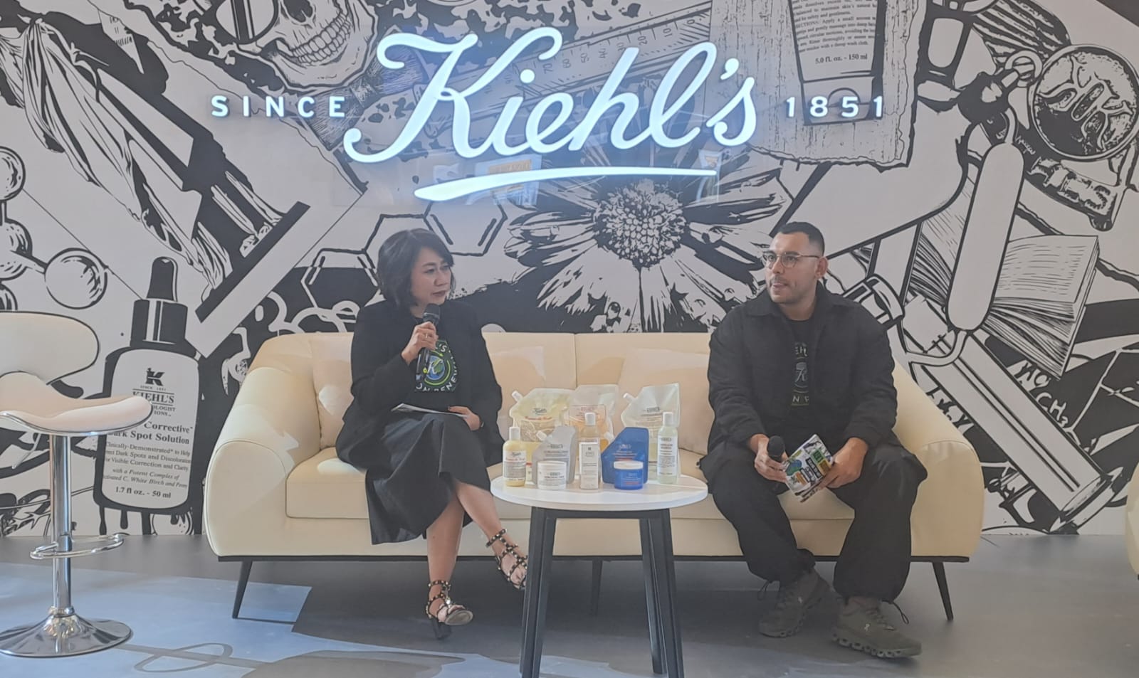Brand General Manager Kiehl's Venny Septianita (kiri) dan Communication & Sustainability Lead L'Oreal Mohamad Fikri Alhabsie (kanan)