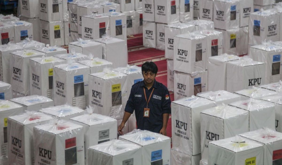 Ilustrasi: Petugas Panitia Pemilih Kecamatan (PPK) mengecek saat setting packing logistik Pemilu 2024