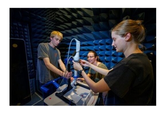 Mahasiswa dari Universitas Nebraska mengerjakan robot bedah kecil bernama spaceMIRA, sebelum diuji di ISS. 