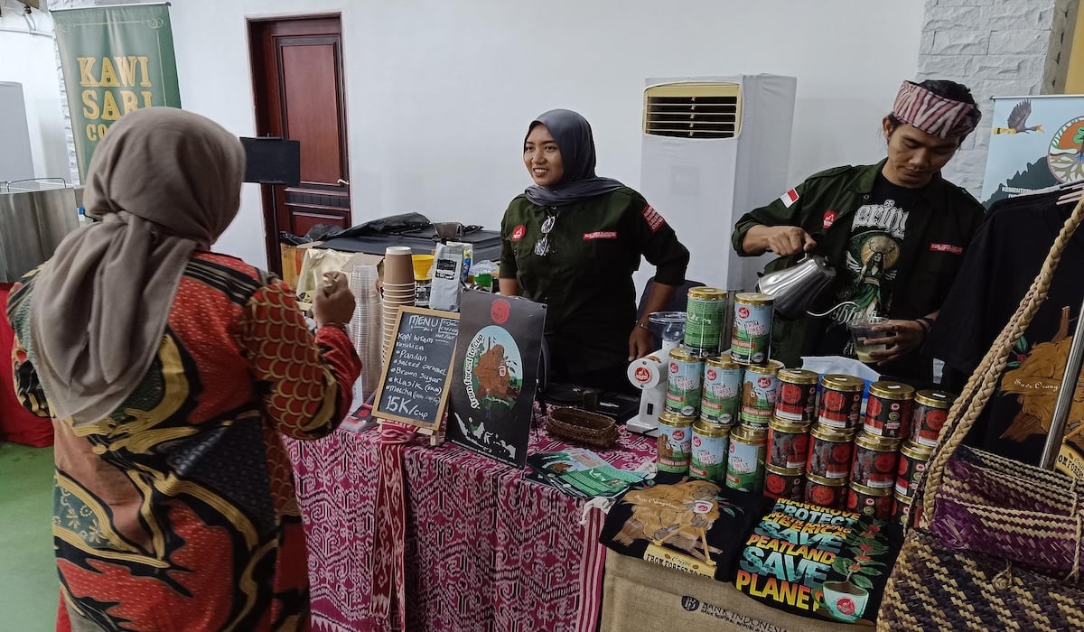 Pengunjung menikmati kopi di Festival Kopi Media Indonesia, Kamis (1/2)