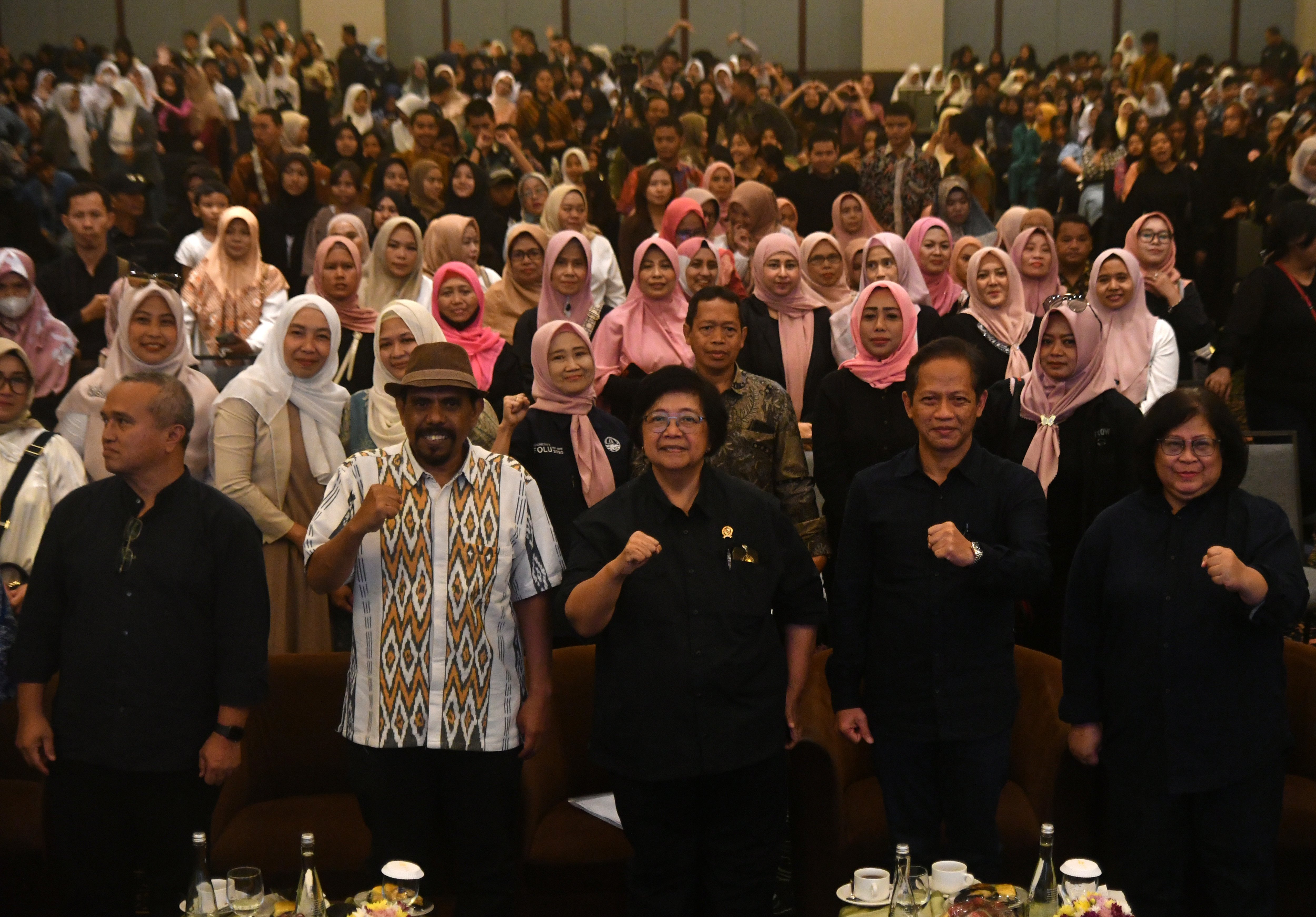 SOSIALISASI: Menteri Siti Nurbaya (tengah) berfoto bersama di acara sosialisasi Indonesia's FOLU Net Sink 2030 di IPB ICC Bogor, Rabu (7/2).