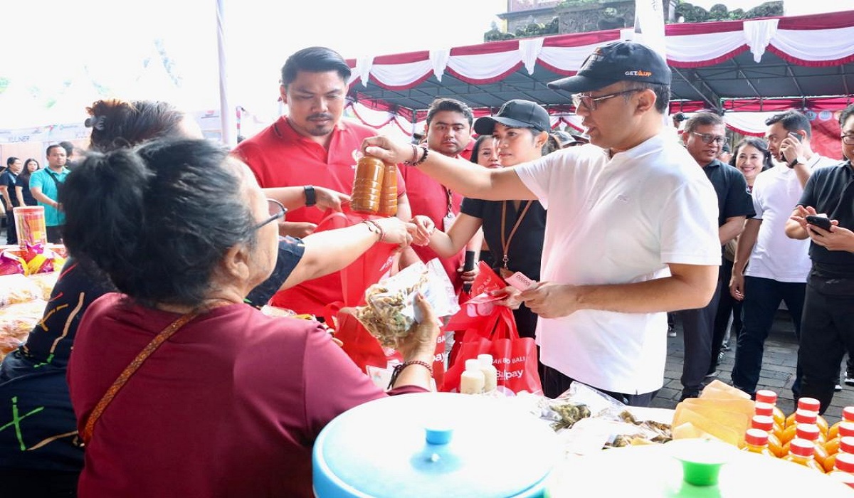 Wali Kota Denpasar, IGN Jaya Negara di sela-sela acara pameran Gema Tridatu, di areal depan Museum Bali Denpasar, Jumat (16/2).