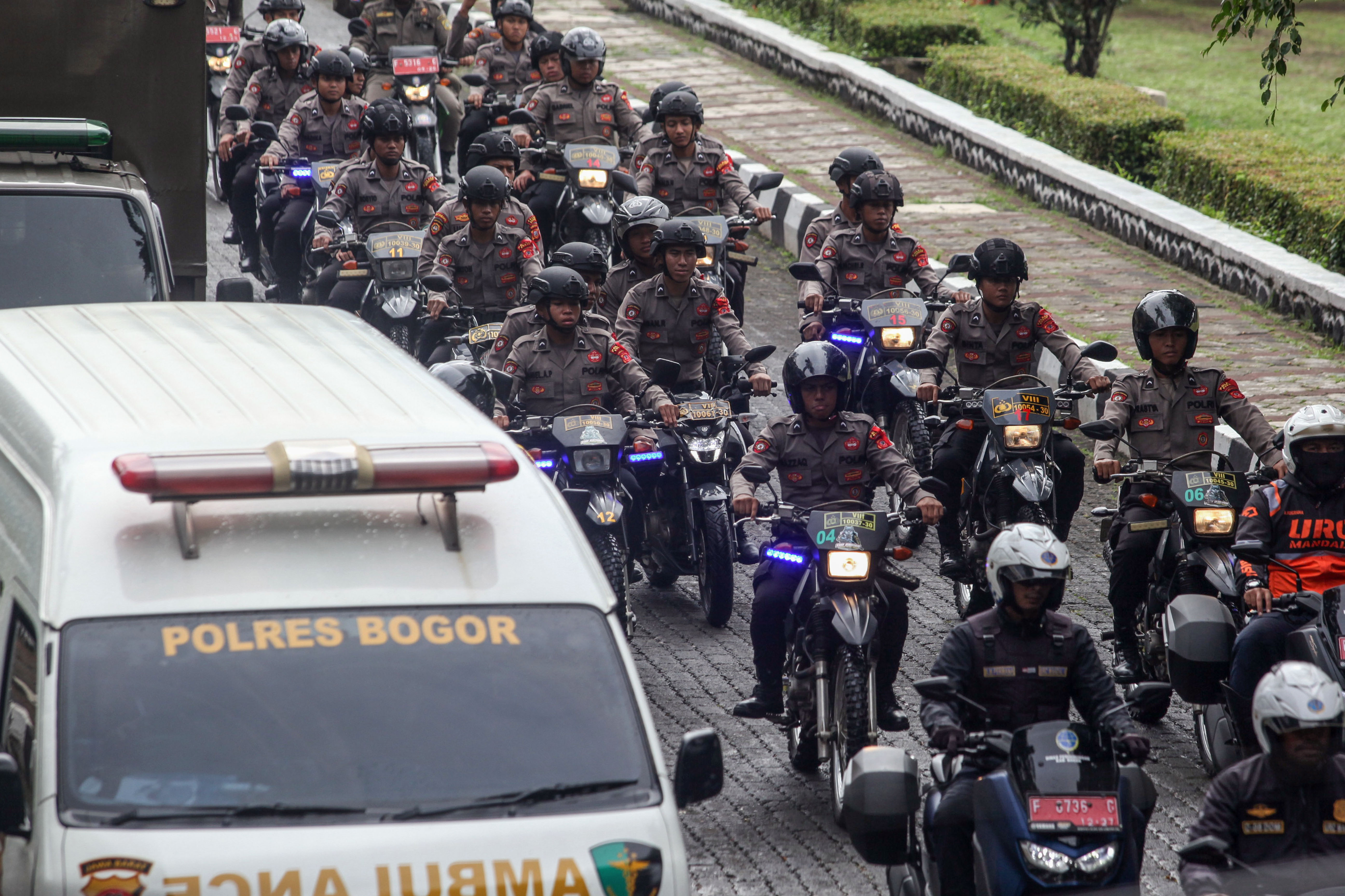Pasukan Pengamanan (PAM) Tempat Pemungutan Suara (TPS) dilepas di kawasan Pemerintah Daerah Kabupaten Bogor, Jawa Barat, Senin (12/2)