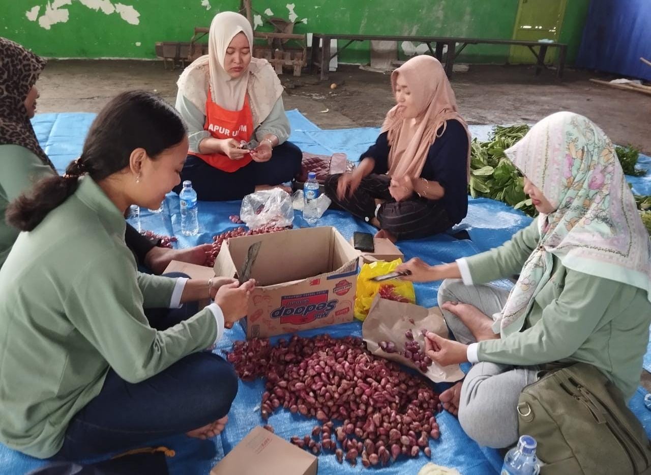 Tim Layanan Dapur Umum bekerja untuk membantu penyintas banjir Demak.