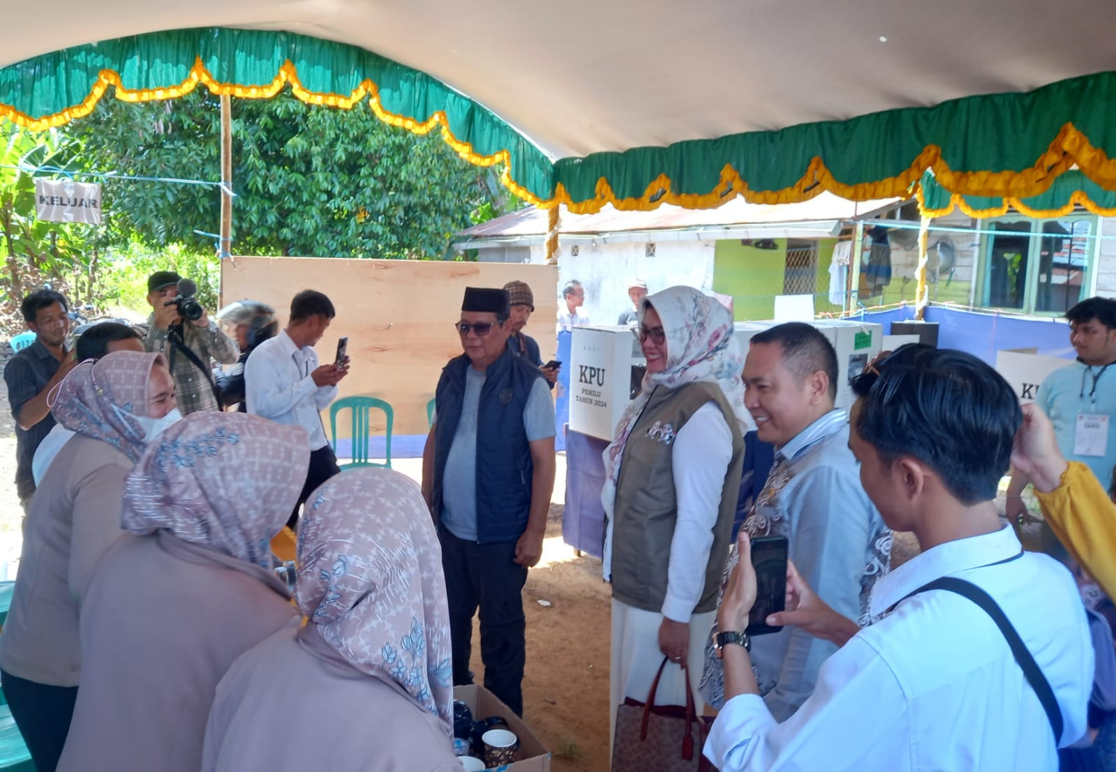 Gubernur Kalsel Sahbirin Noor (tengah) didampingi Ketua KPU Kalsel Andi Tentri Sompa meninjau pencoblosan di sejumlah TPS di Kalsel. 