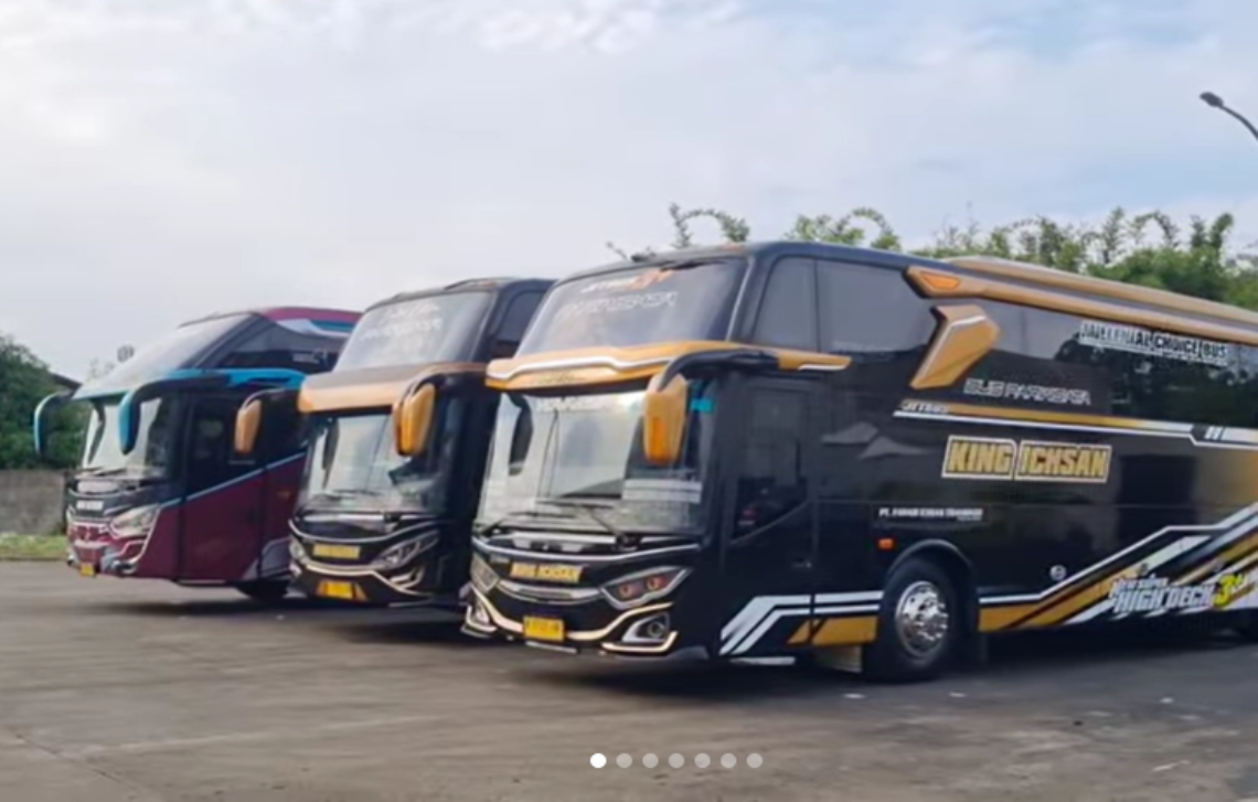 Tiga bus executive yang disiapkan untuk kampanye akbar Anies Baswedan dan Muhaimin Iskandar di JIS, Sabtu (10/2).