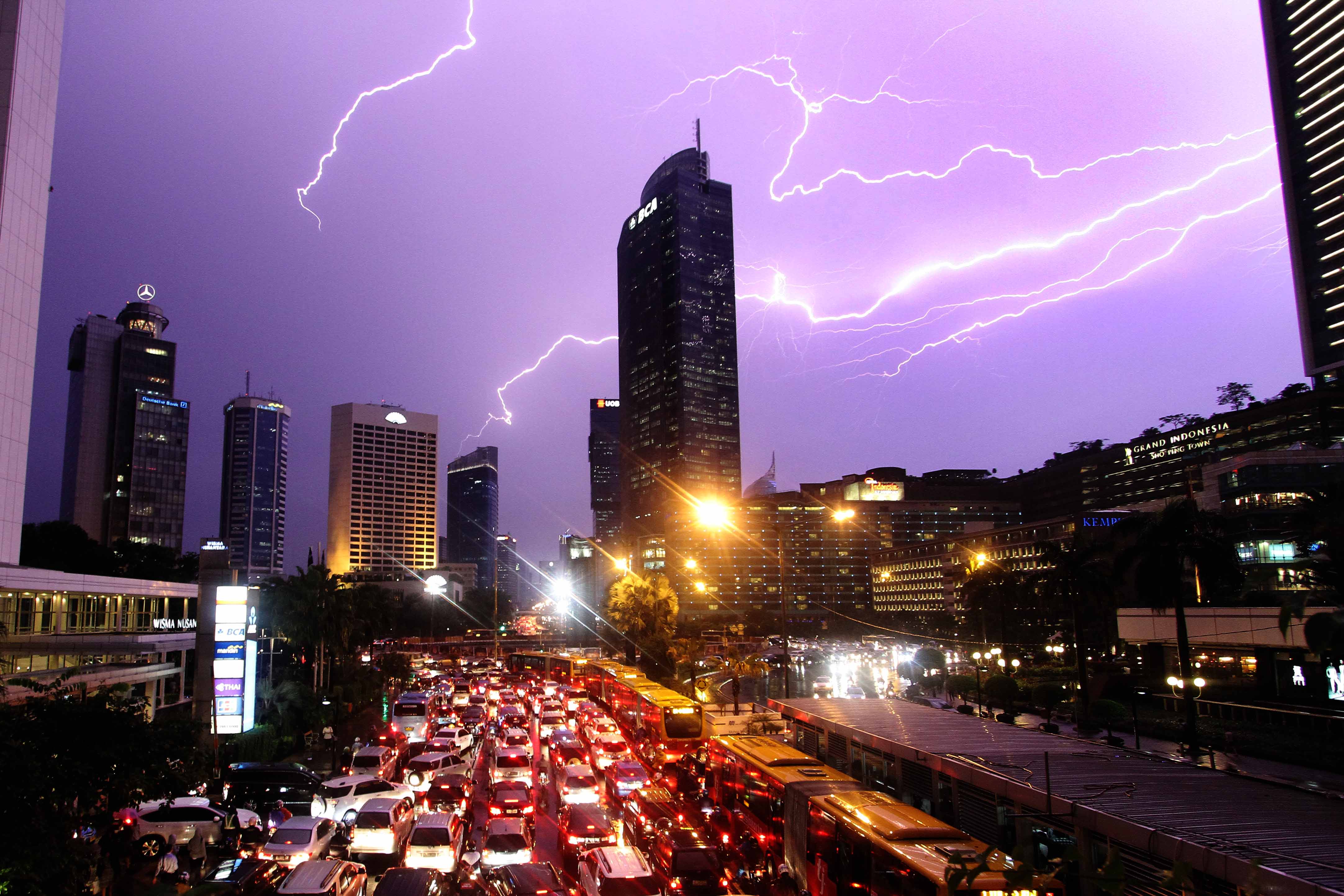  Petir menghiasi langit di kawasan Bundaran HI, Jakarta Pusat, Selasa (29/10/2013).
