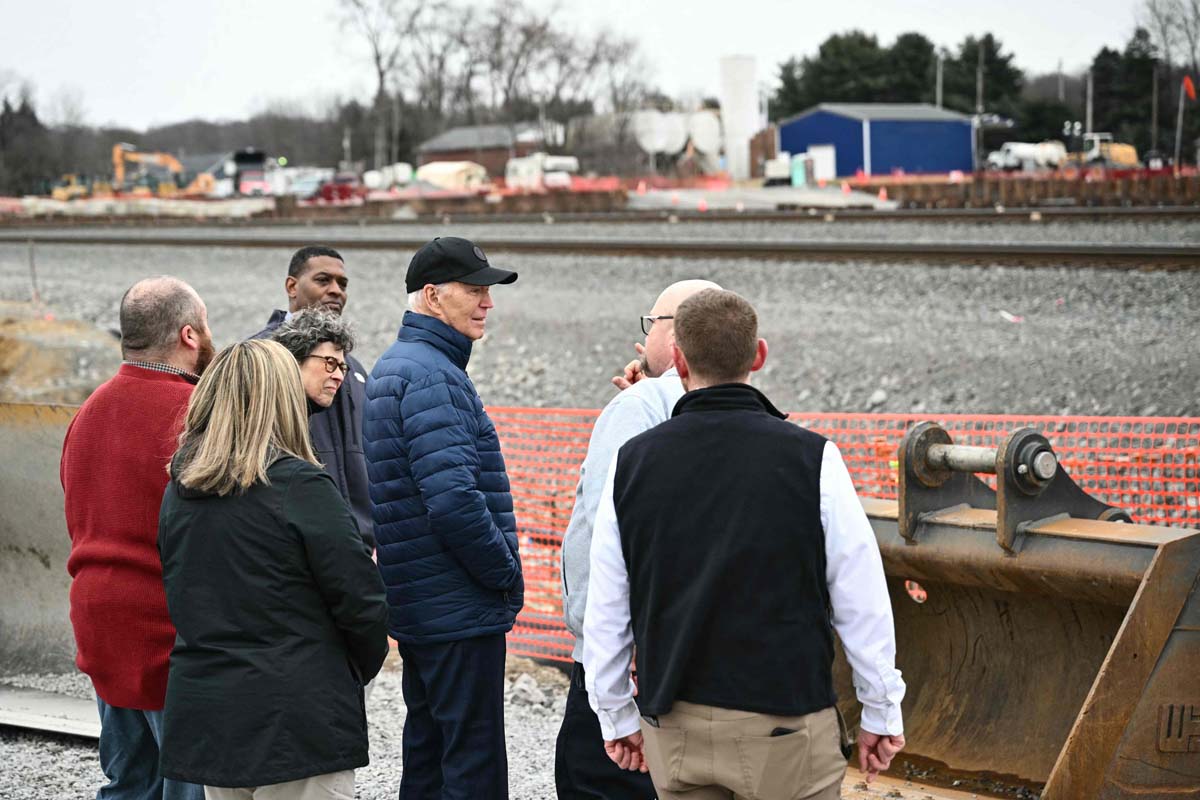 Presiden AS Joe Biden mengunjungi East Palestine, Ohio, tempat kecelakaan kereta beracun terjadi lebih dari setahun yang lalu. 