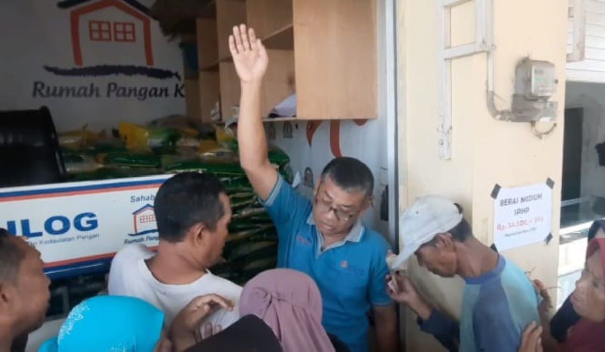 Suasana ketika warga yang ngantre pembelian beras murah di Pasar