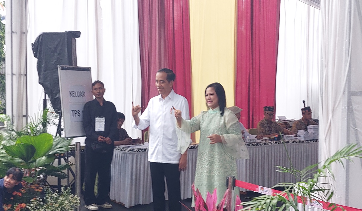 Presiden Joko Widodo (kiri) dan Ibu Negara Iriana usai menggunakan hak suara di TPS 10 Gambir, Jakarta Pusat