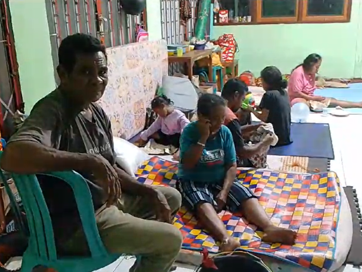 Pengungsi erupsi Gunung Lewotobi Laki-Laki.