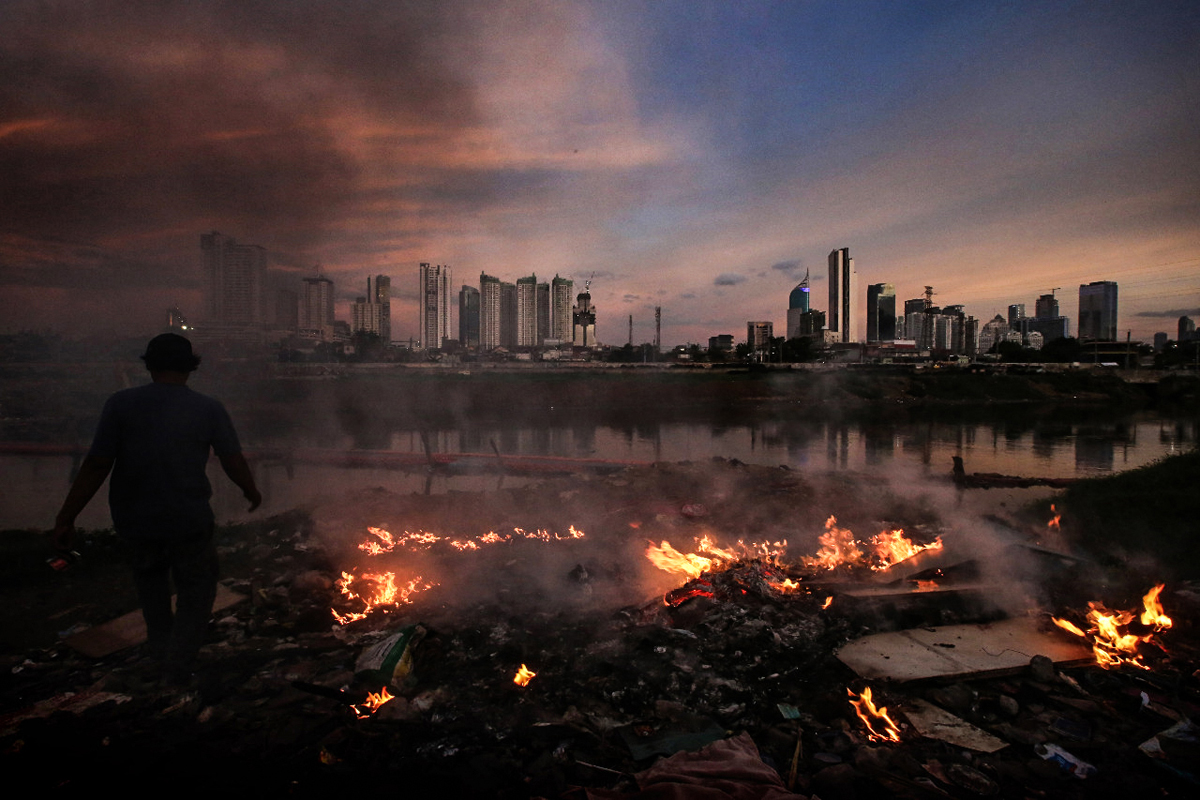 DPRD DKI Jakarta mendorong Pemprov DKI melalui perangkat daerah mengoptimalkan pengawasan aktivitas pembakaran sampah di pemukiman.