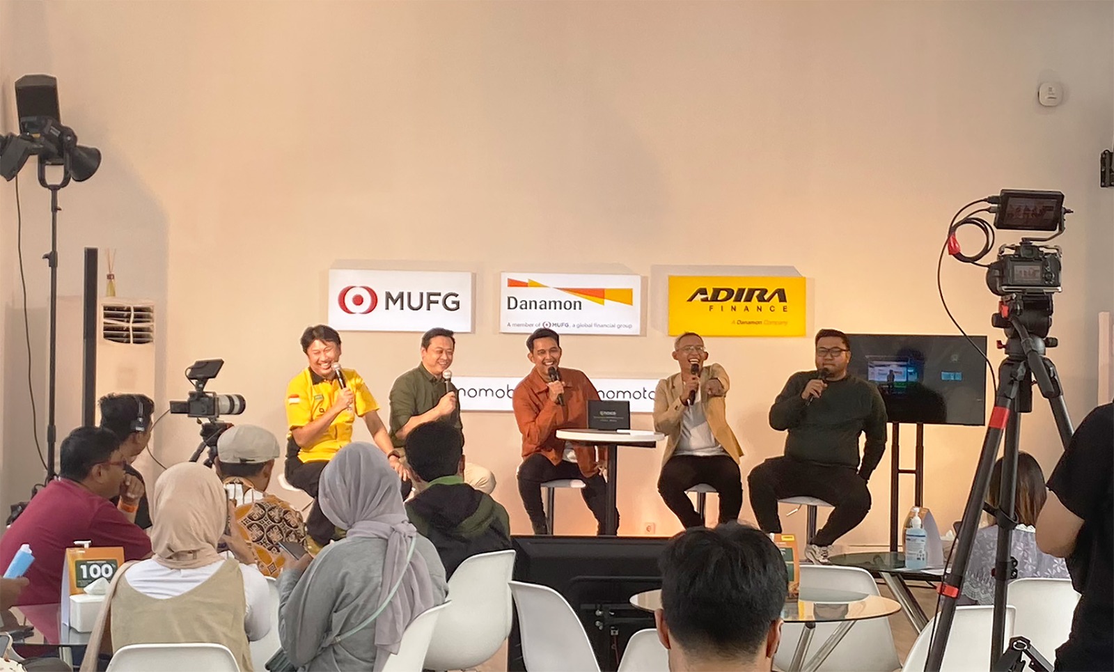 Pada ajang IIMS 2024 di JIExpo Kemayoran, Jakarta, Danamon menghadirkan live podcast Noice 