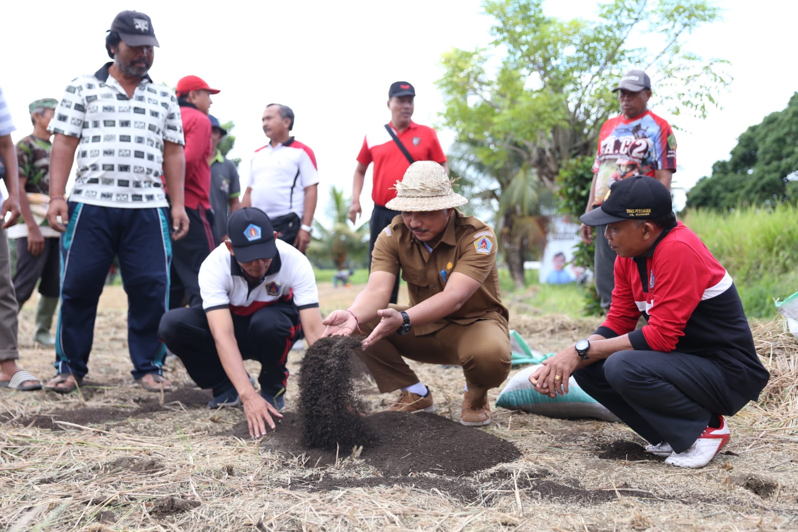 Penjabat Bupati Klungkung I Nyoman Jendrika (Ketiga kanan) menebar pupuk organik.