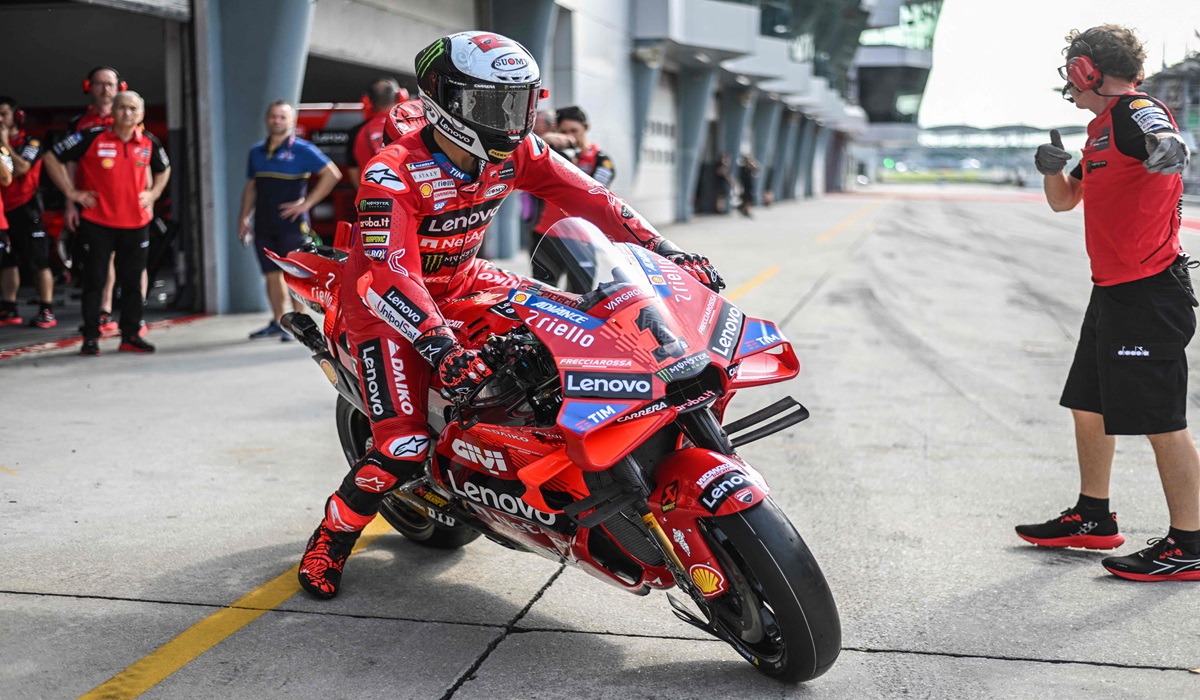 Pembalap Ducati Lenovo Francesco Bagnaia bersiap melakukan uji coba di Sirkuit Sepang, Malaysia