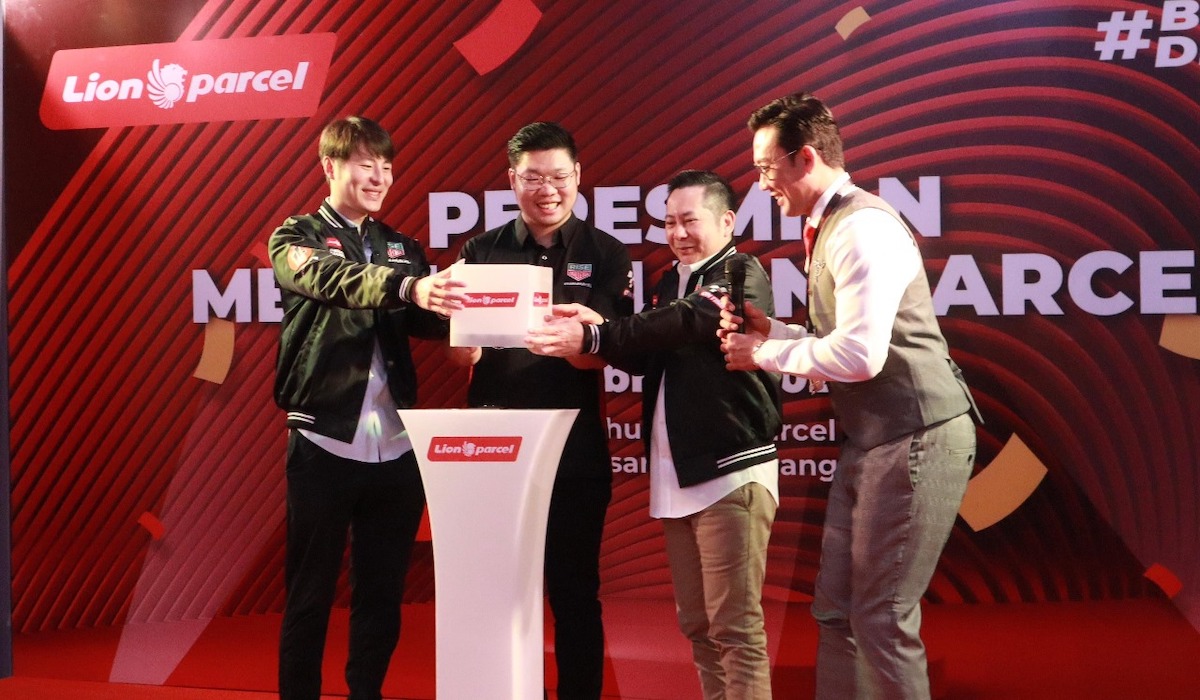 Chief Executive Officer Lion Parcel Farian Kirana (kedua kiri) meresmikan mega hub di Neglasari, Tangerang, Banten, Kamis (29/2/2024)