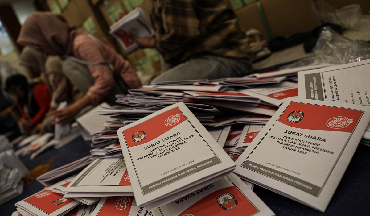 Petugas menyortir surat suara untuk Pemilu 2024