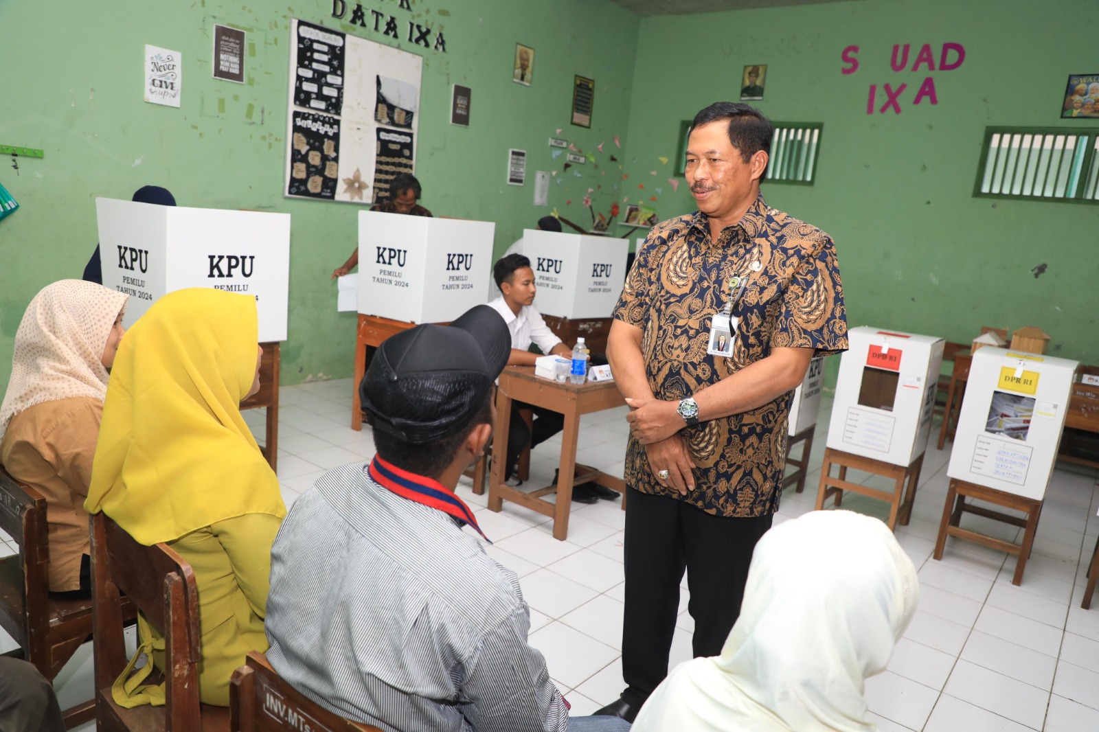 Pj Gubernur Jateng Nana Sudajana mengunjungi 11 TPS yang gelar pemilu susulan di Kabupaten Demak, Jawa Tengah.