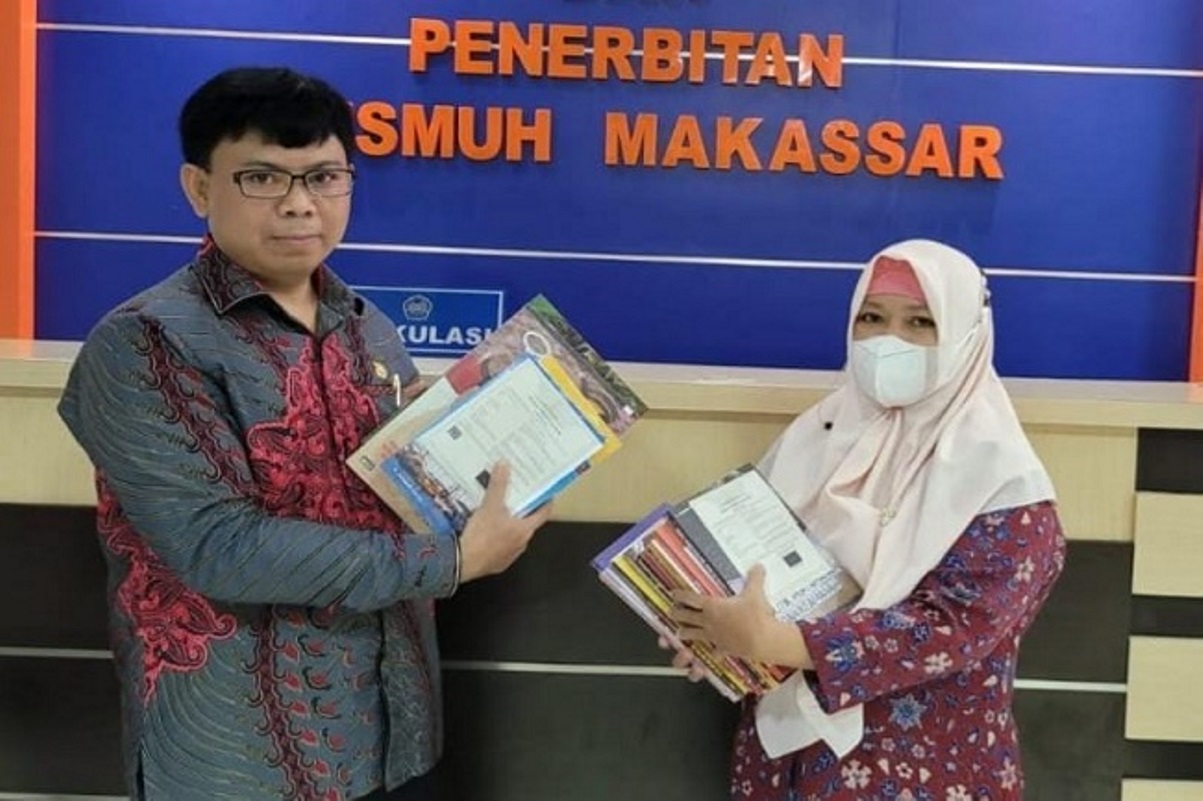 Pegiat literasi Dr Ahmad Junaedi Karso SH MH MSi bersama karya-karya bukunya.