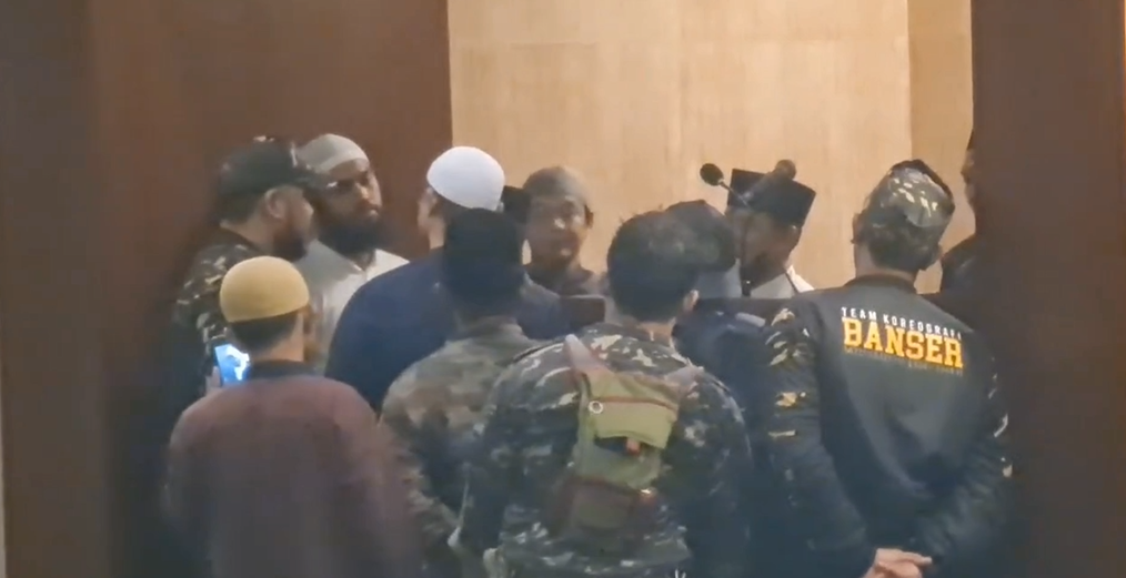 Kericuhan tidak terhindarkan saat banser meminta pengajian dihentikan. 