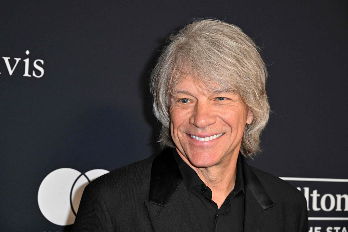 Jon Bon Jovi mendapatkan penghargaan MusiCares Person of the Year..