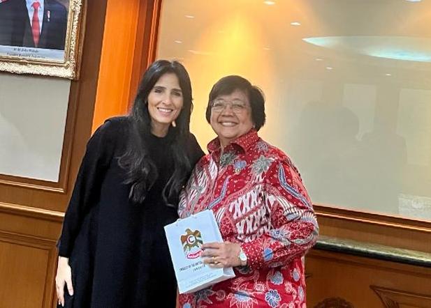 Menteri Lingkungan Hidup dan Kehutanan RI Siti Nurbaya (kanan) dan Presiden IUCN Razan Al Mubarak.