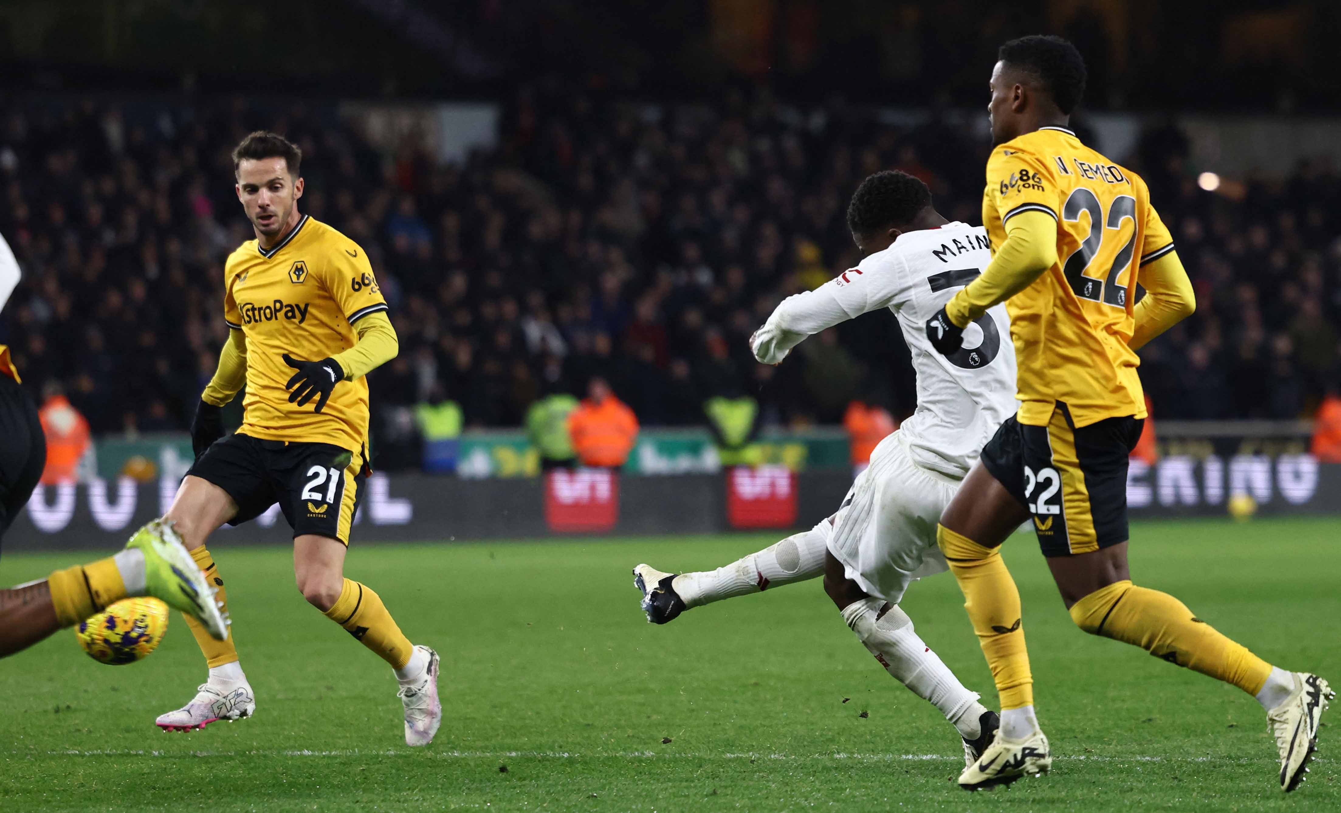 emain tengah Manchester United Kobbie Mainoo (dua kanan) melepaskan tendangan untuk menjebol gawang Wolverhampton Wanderers.