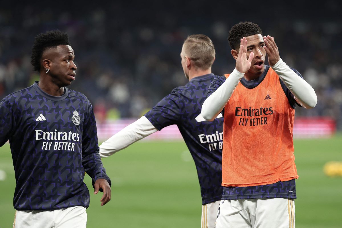 Penyerang Real Madrid Brasil #07 Vinicius Junior (kiri) ditarik keluar sesaat sebelum kick off derby Madrid, Senin (5/2).