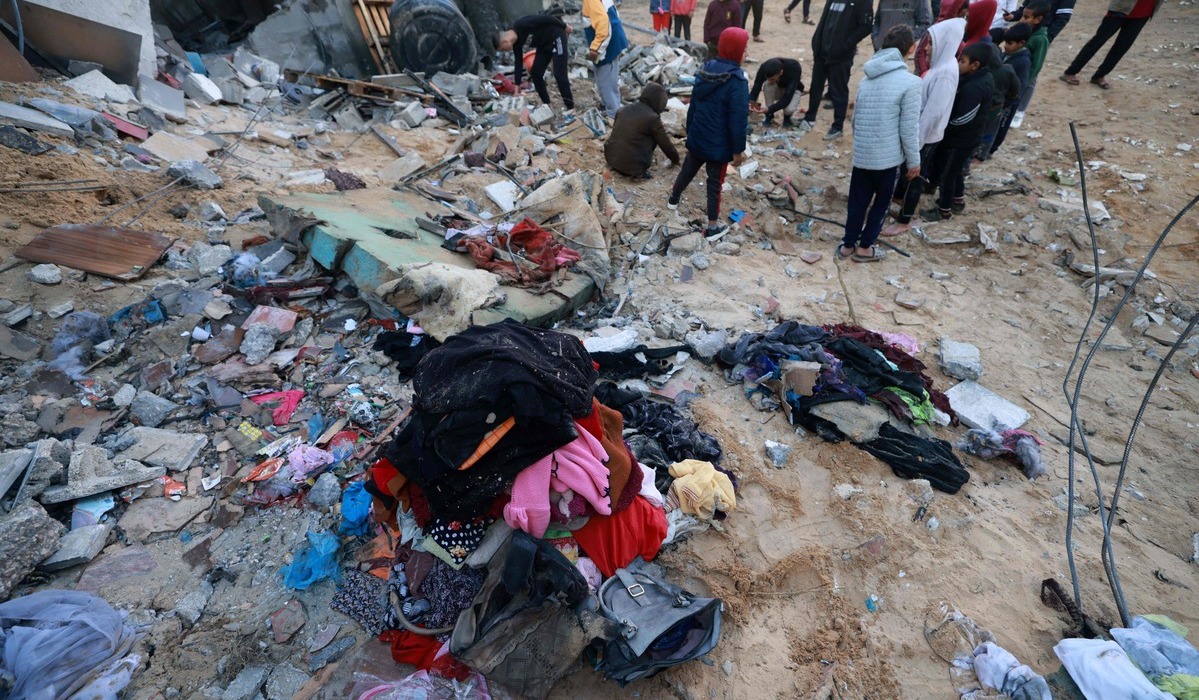 Warga mencari sisa barang dan anggota keluarga yang masih tertimbun reruntuhan di Utara Gaza.