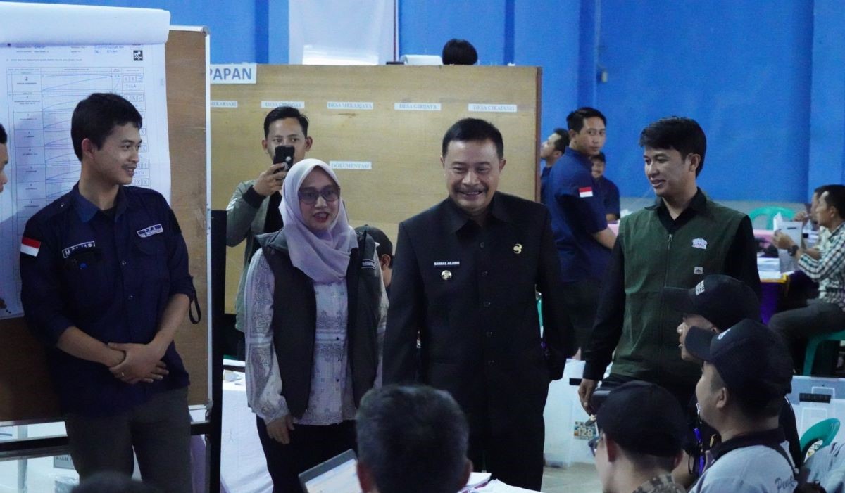 PENJABAT (Pj) Bupati Garut, Barnas Adjidin, bersama Badan Pengawas Pemilihan Umum (Bawaslu) Kabupaten Garut