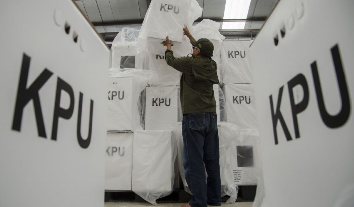 Ilustrasi: Petugas merapikan kotak suara dari kardus di Gudang Logistik KPU Kabupaten Bandung