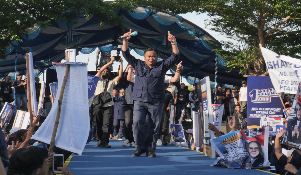 Ketua DPW Partai NasDem Gorontalo, Rachmat Gobel, saat berkampanye di Lapangan Taruna Remaja, Biawao, Kota Selatan, Kota Gorontalo.
