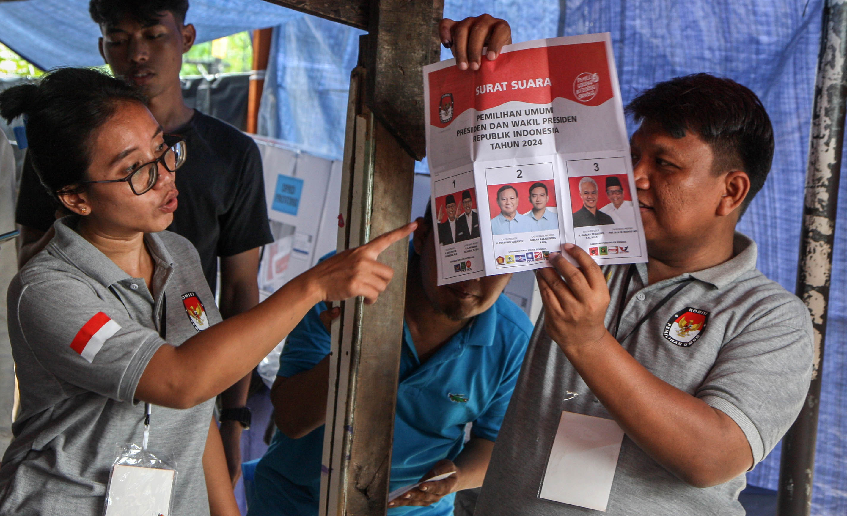 Petugas KPPS menghitung surat suara Pemilu 2024 seusai pencoblosan