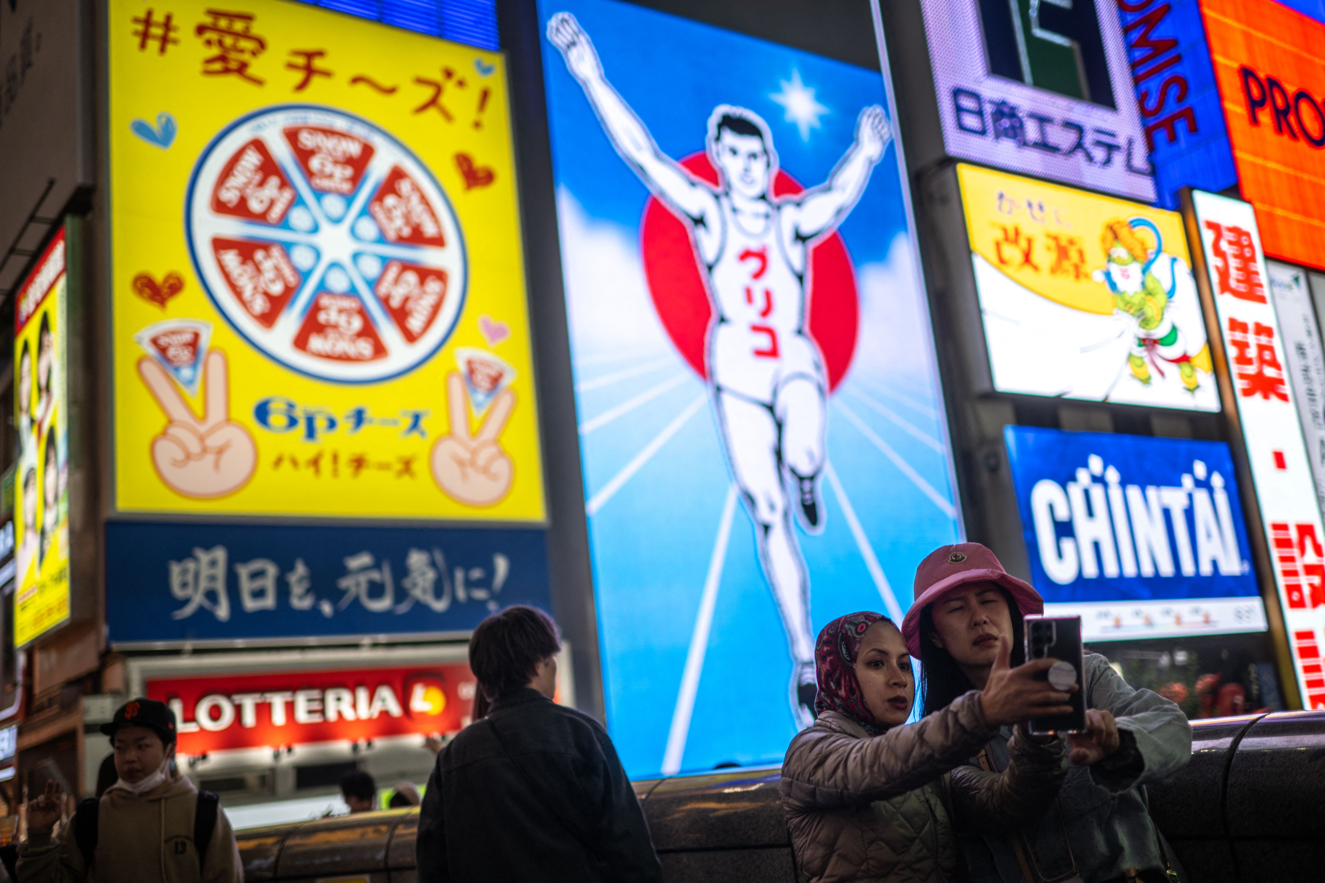 Wisatawan mengambil swafoto di kawasan Osaka's Dotonbori 
