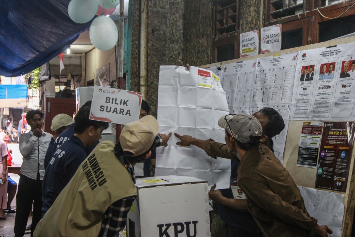 Petugas KPPS menghitung surat suara Pemilu 2024.