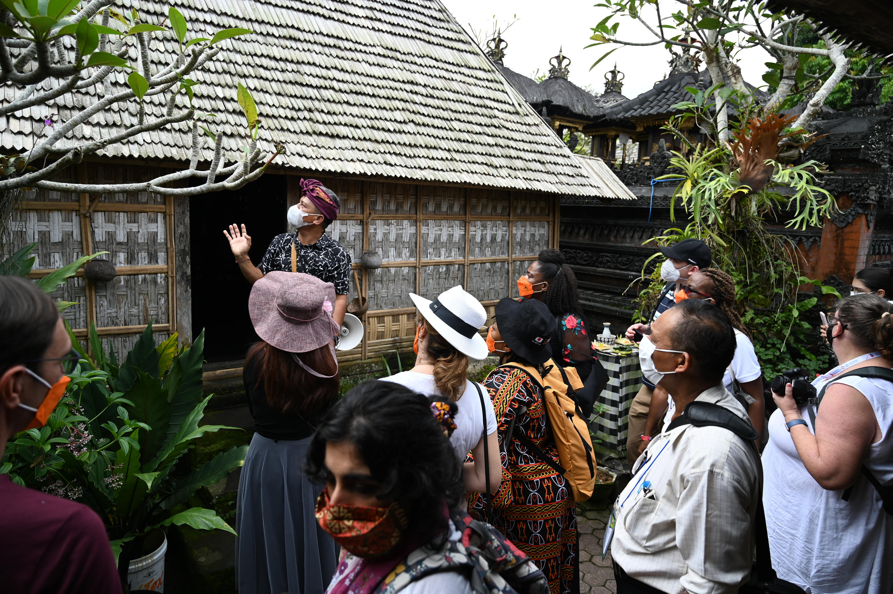 Delegasi peserta GPDRR 2022 menyimak penjelasan tentang desa adat di desa Penglipuran, Bali.