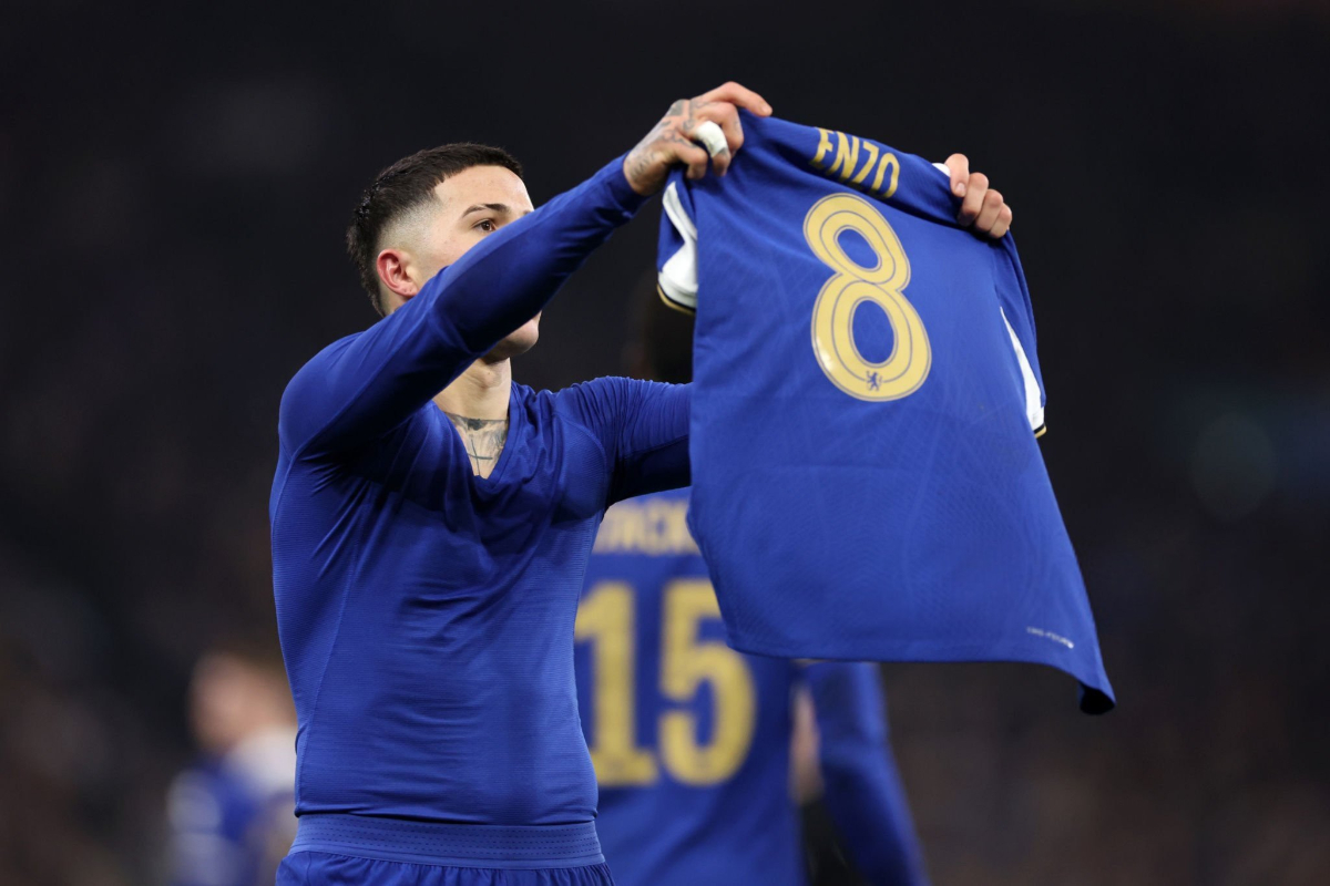 Gelandang Chelse, Enzo Fernandez berhasil mencetak gol spektakuler melalui tendangan bebas dari jarak jauh saat menghadapi Aston Villa di Vi