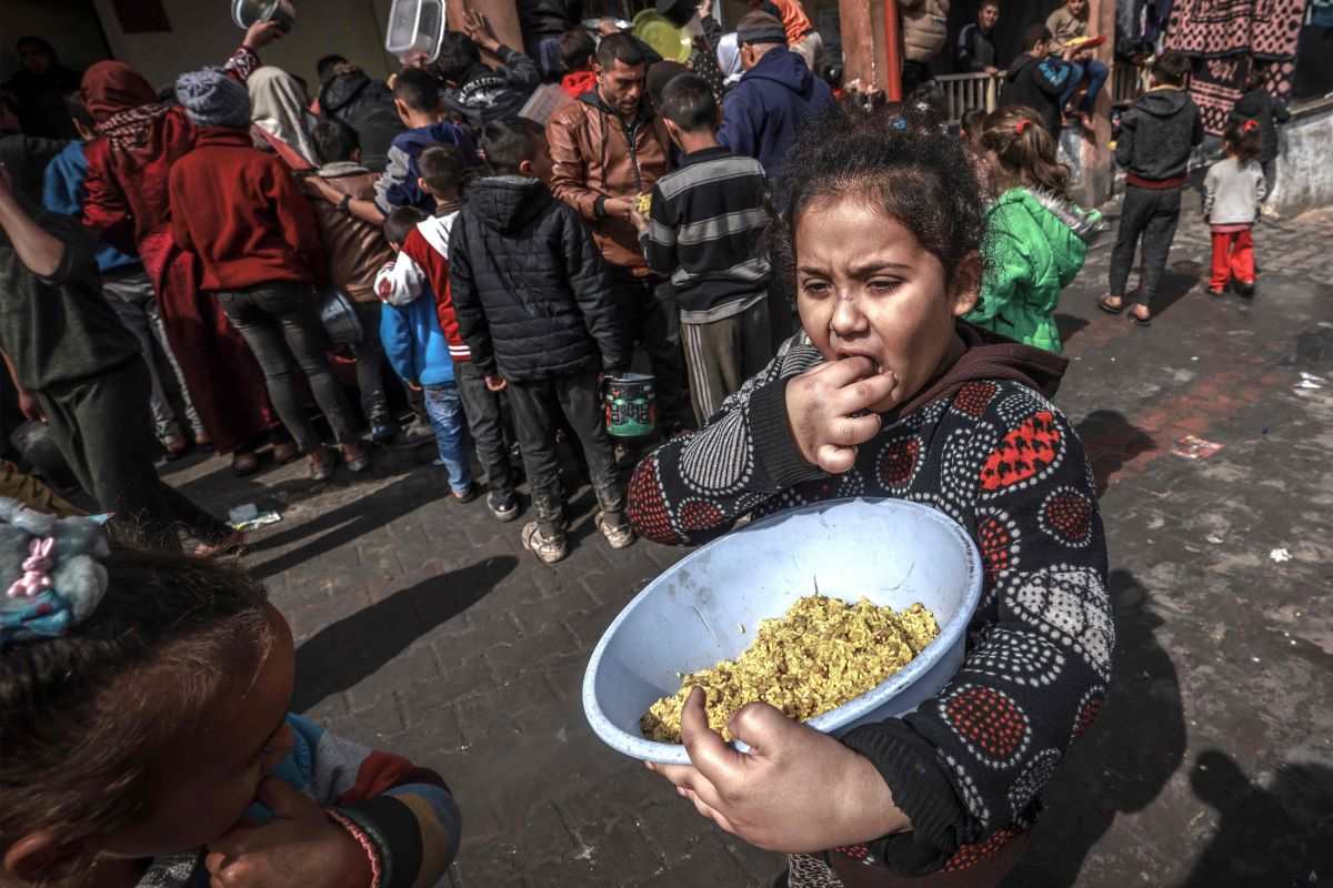 Seorang anak di Gaza, Palestina, menerima bantuan makanan.