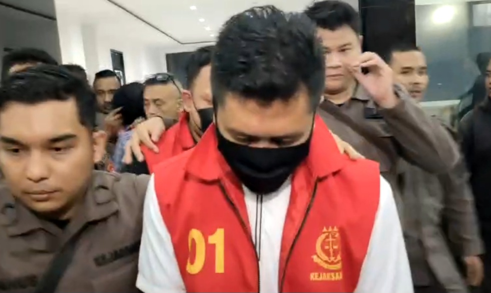 Para tersangka dugaan korupsi BUMD di Cianjur saat hendak dibawa ke lembaga pemasyarakatan. 